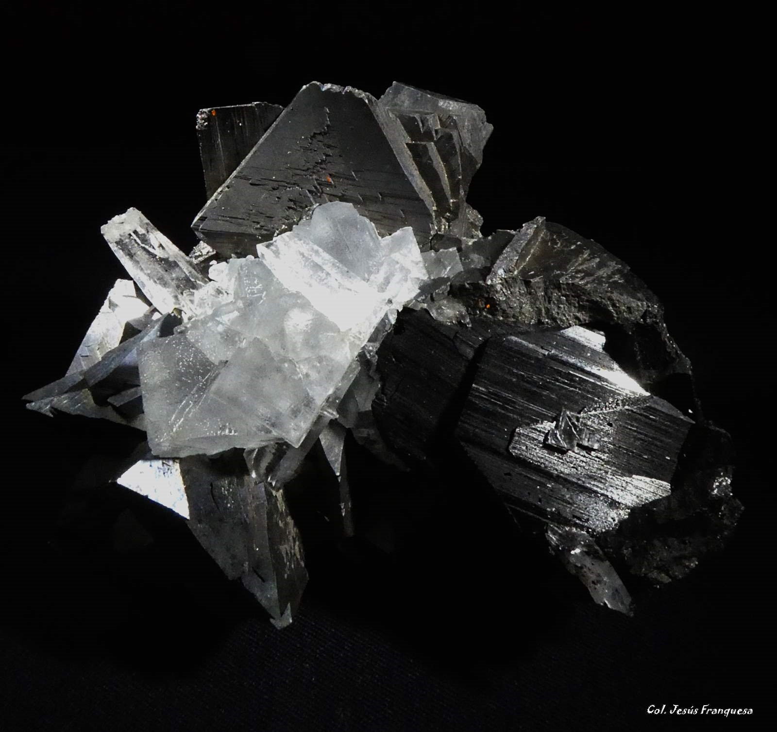 Wolframita y Fluorita.
74x65 mm.
(Autor: Jesus Franquesa Baucells)