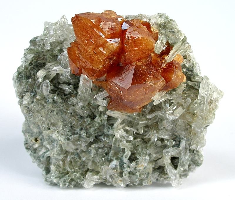Scheelita, cuarzo
60 mm x 50 mm x 27 mm. Agregado de cristales de scheelita: 35 mm
(Autor: Carles Millan)