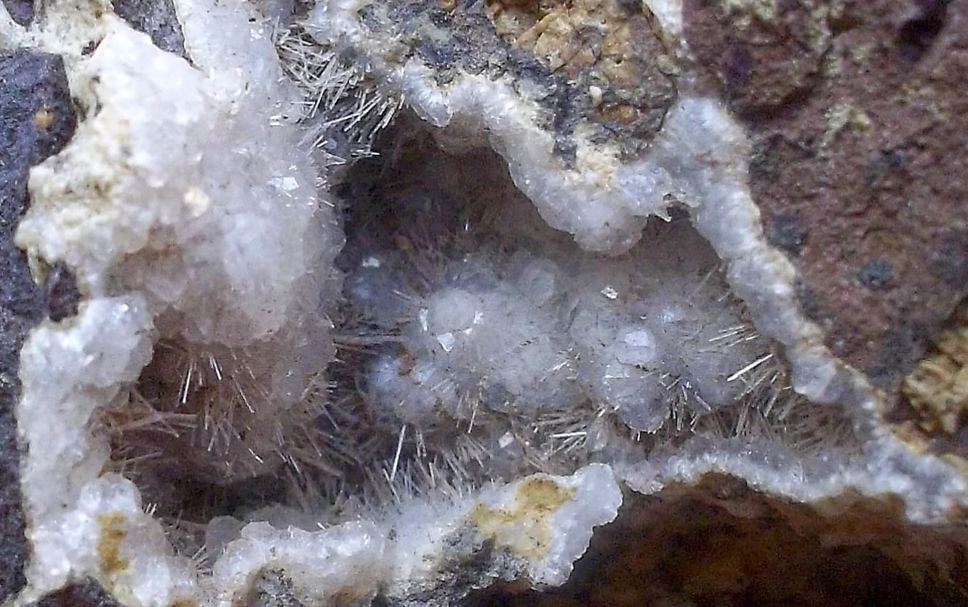 Analcima y Natrolita-Mesolita
Geoda de 2 cm
(Autor: Cristalino)