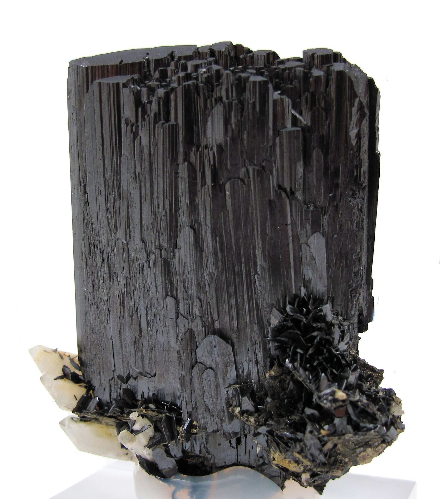 Ferberita, Cuarzo
63 mm x 54 mm x 28 mm. Cristal principal de ferberita: 57mm de altura, 41mm de anchura. Masa: 233 g
(Autor: Carles Millan)