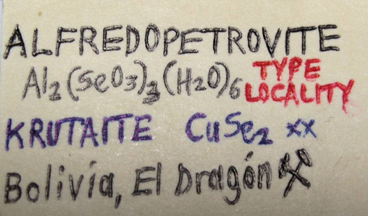 Alfredopetrovita, Calcomenita, Krut'aita
10 mm x 9 mm. Masa: 0,54 g
(Autor: Carles Millan)