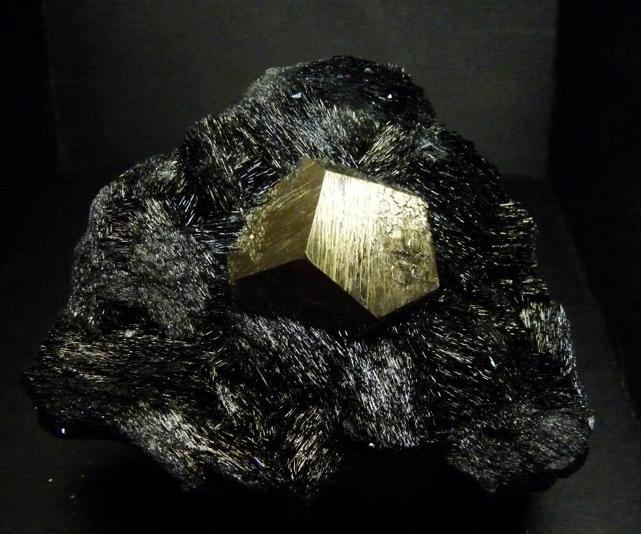 Pirita y Hematites.
90x80 cristal 30 mm.
(Autor: Jesus Franquesa Baucells)