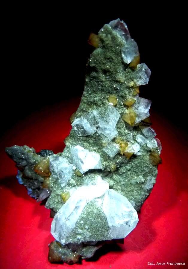 Scheelita, Fluorita y Cuarzo.
80x50 mm.
(Autor: Jesus Franquesa Baucells)