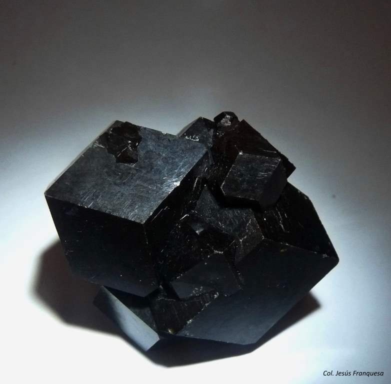 Andradita (Grupo Granate)
50x45 mm.
(Autor: Jesus Franquesa Baucells)