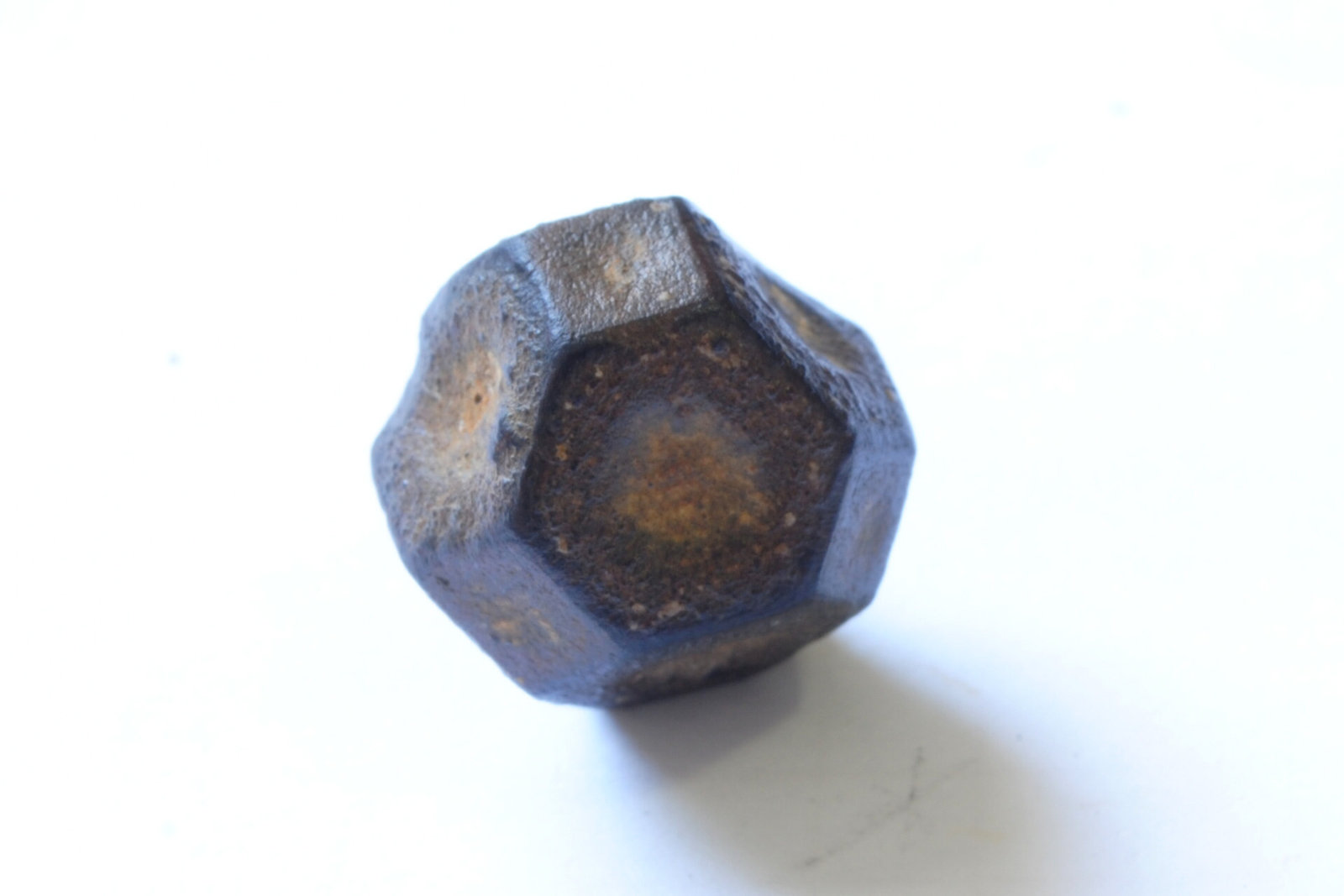 Goethita pseudomórfica de Pirita
Medidas pieza: 1,7x1,7x1,5 cm
(Autor: Sergio Pequeño)