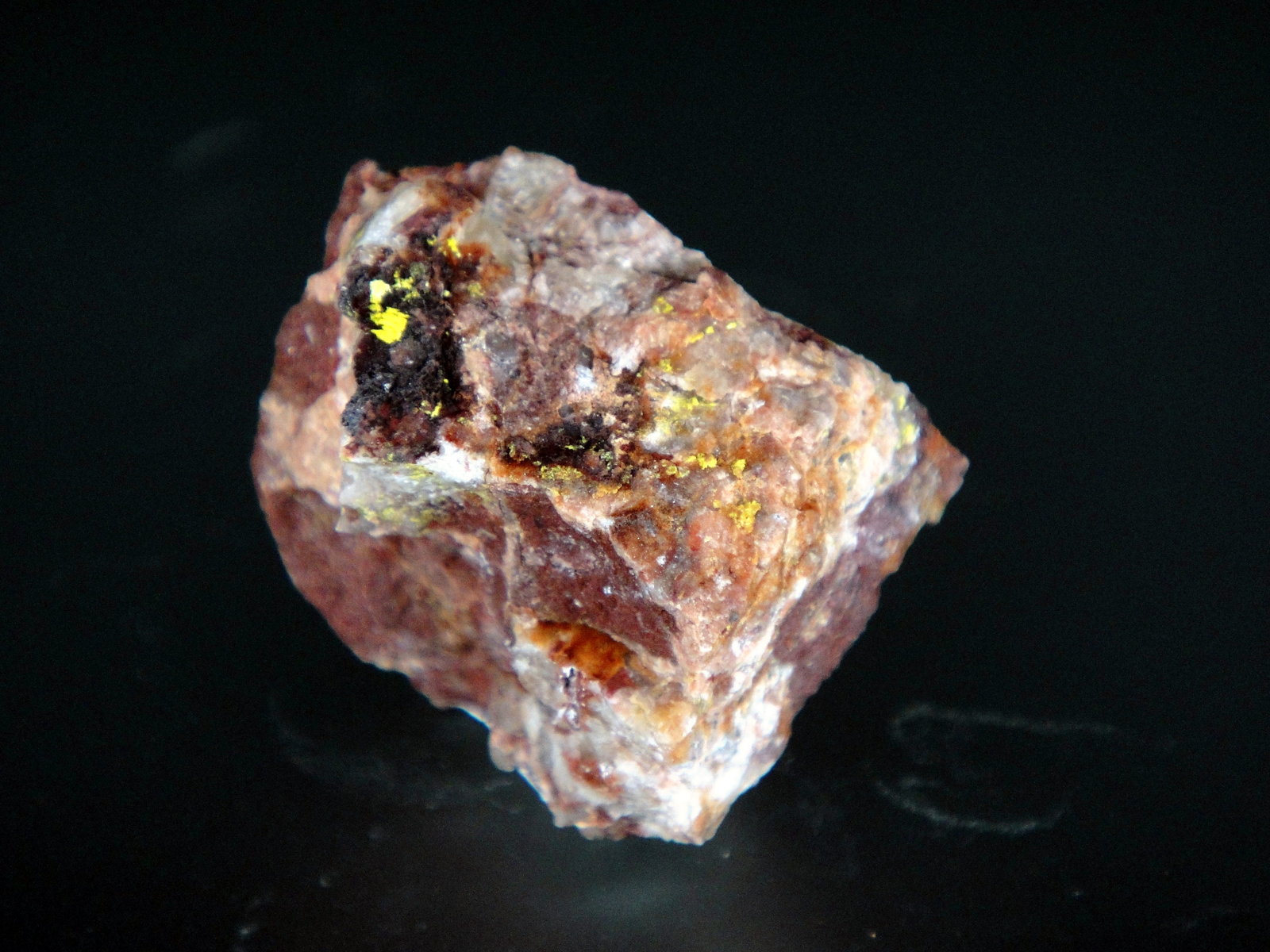 Bergenita
3 x 2 cm.
(Autor: Antonio P. López)
