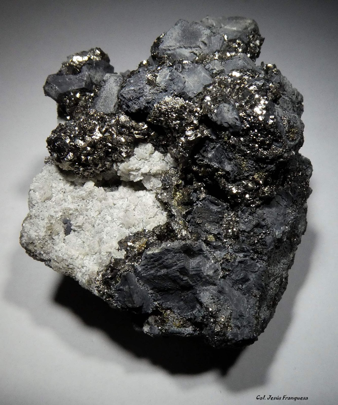 Siegenita y Galena.
43x35 mm.
(Autor: Jesus Franquesa Baucells)