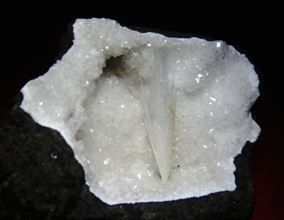 Mesolita sobre Cuarzo.
70x55 mm.
(Autor: Jesus Franquesa Baucells)