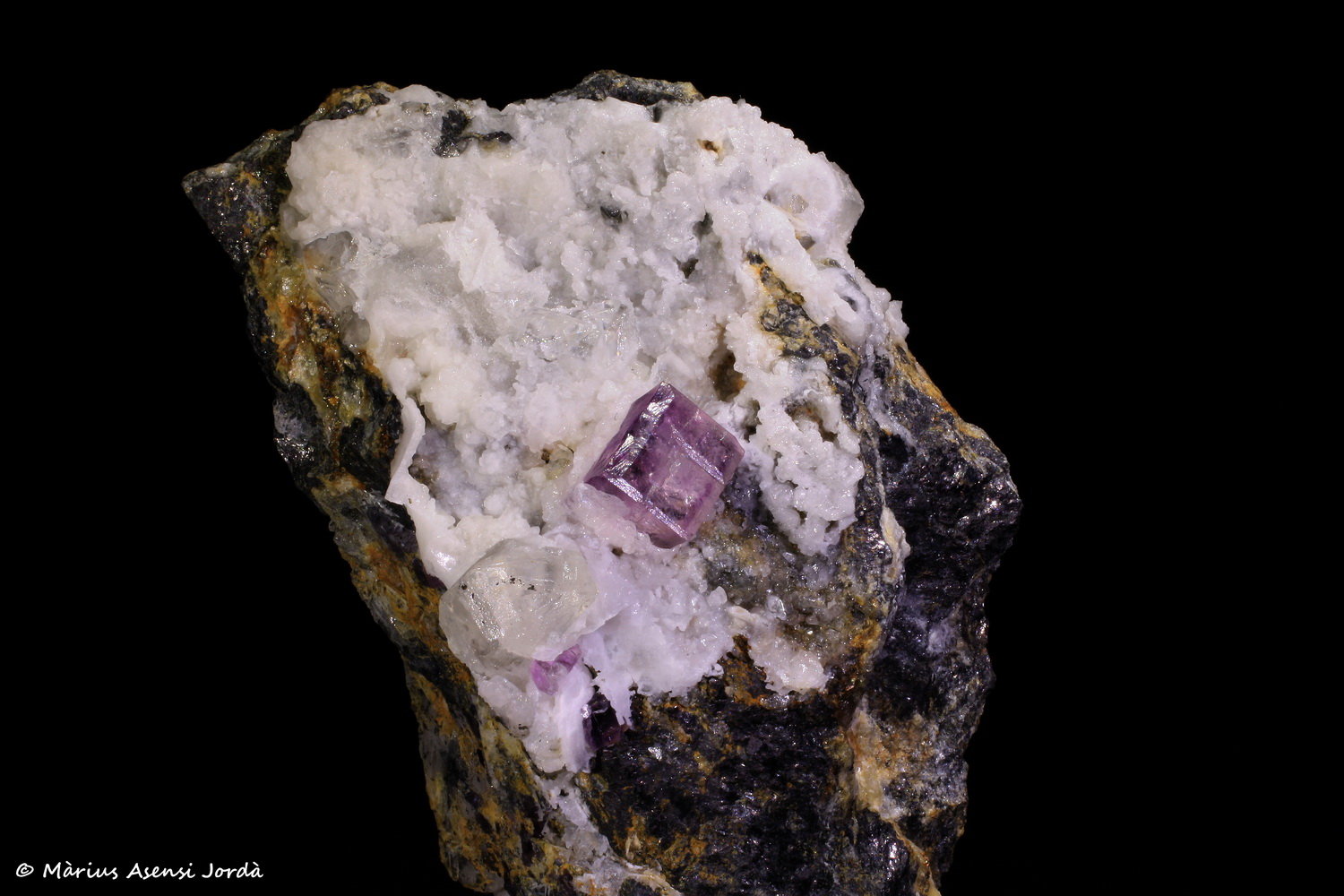 Fluorita con Barita
Cristal 0.7 cm
(Autor: Jorgina-Agusti-Màrius)