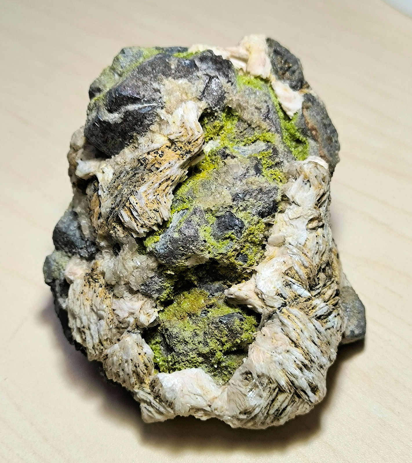 Mimetita, Galena, Barita, Fluorita, Calcita
96 mm x 76 mm. Masa: 614 g.
(Autor: Carles Millan)