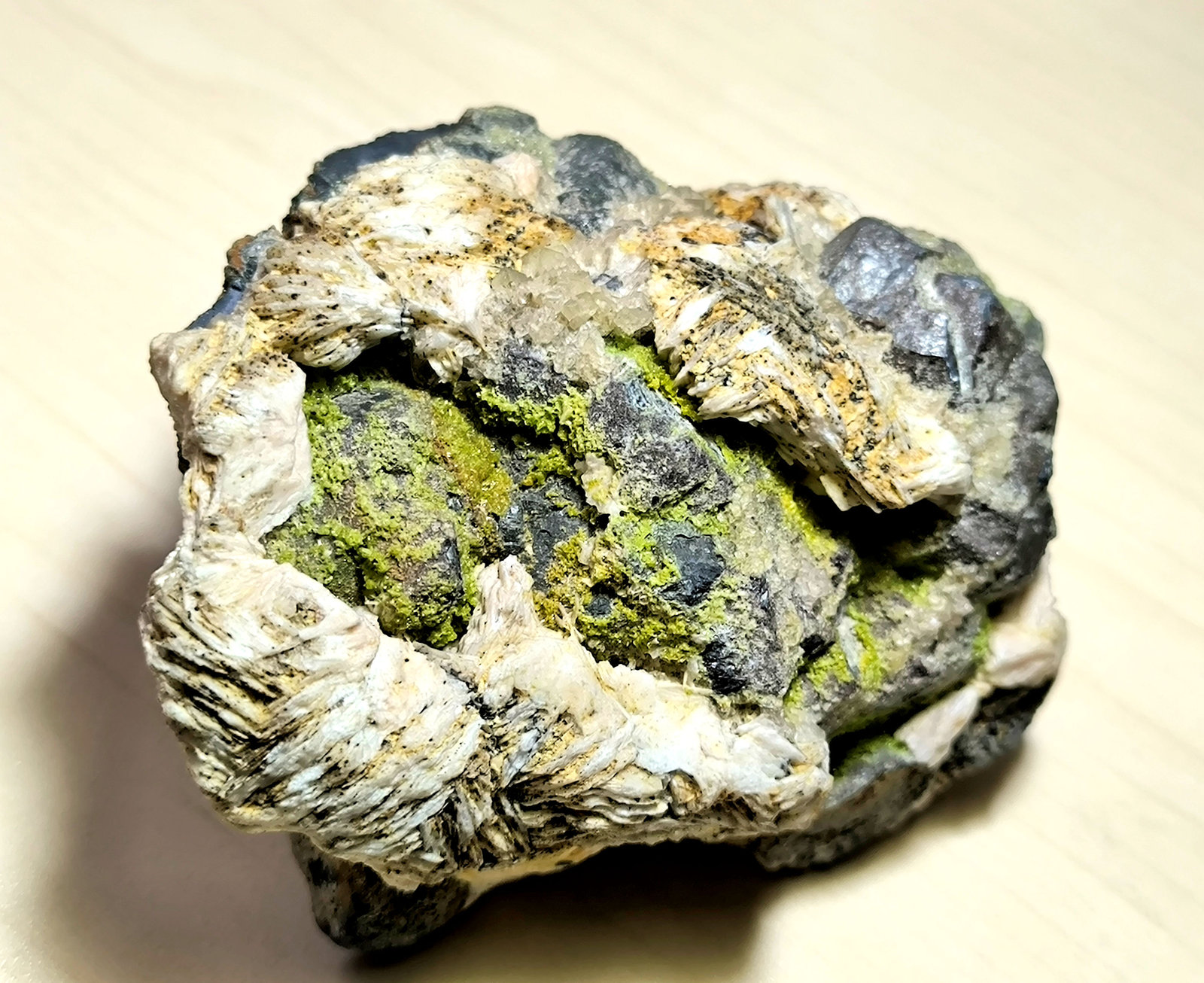 Mimetita, Galena, Barita, Fluorita, Calcita
96 mm x 76 mm. Masa: 614 g.
(Autor: Carles Millan)