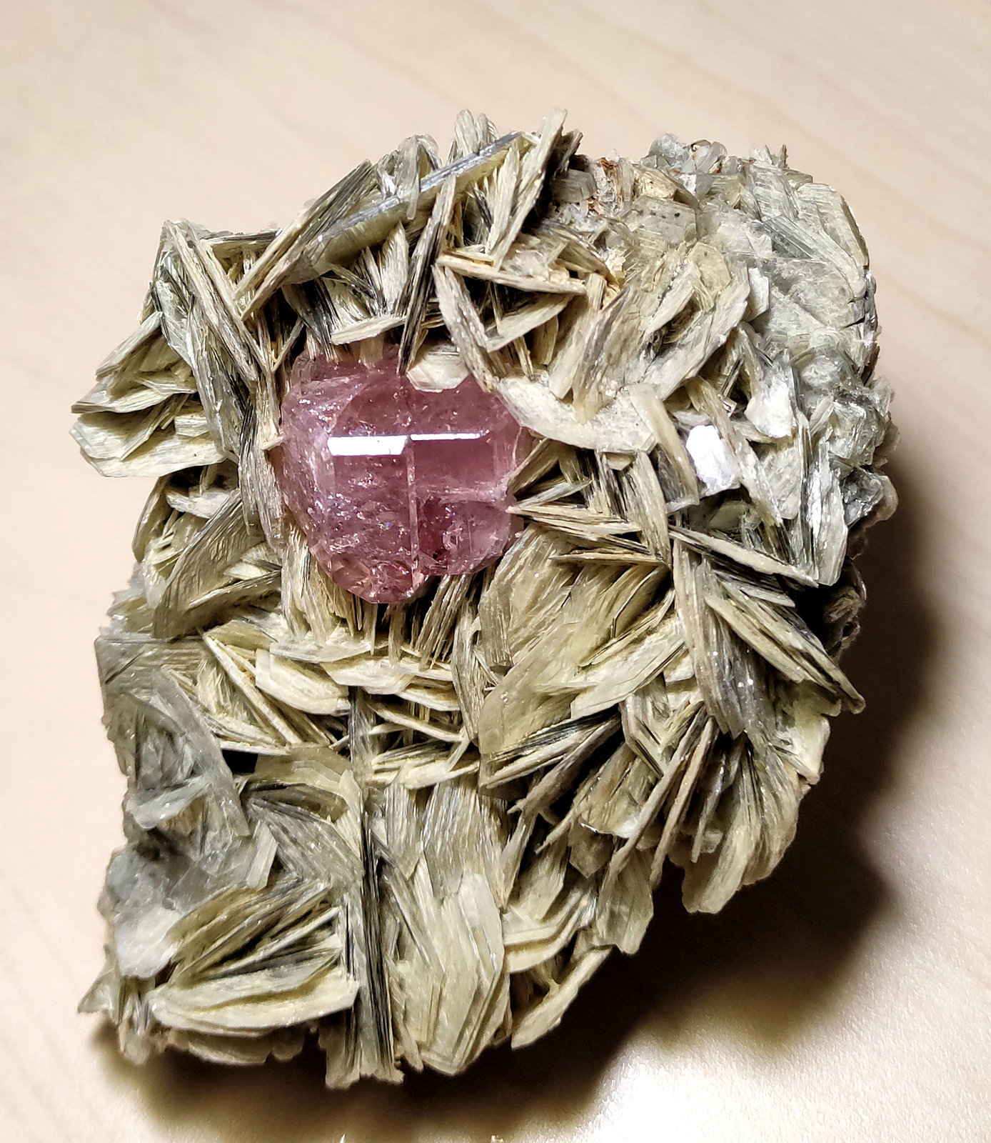Fluorapatito, Moscovita
110 mm x 75 mm. Cristal de fluorapatita: 14 mm de arista, 20 mm en total. Masa: 432 g
(Autor: Carles Millan)