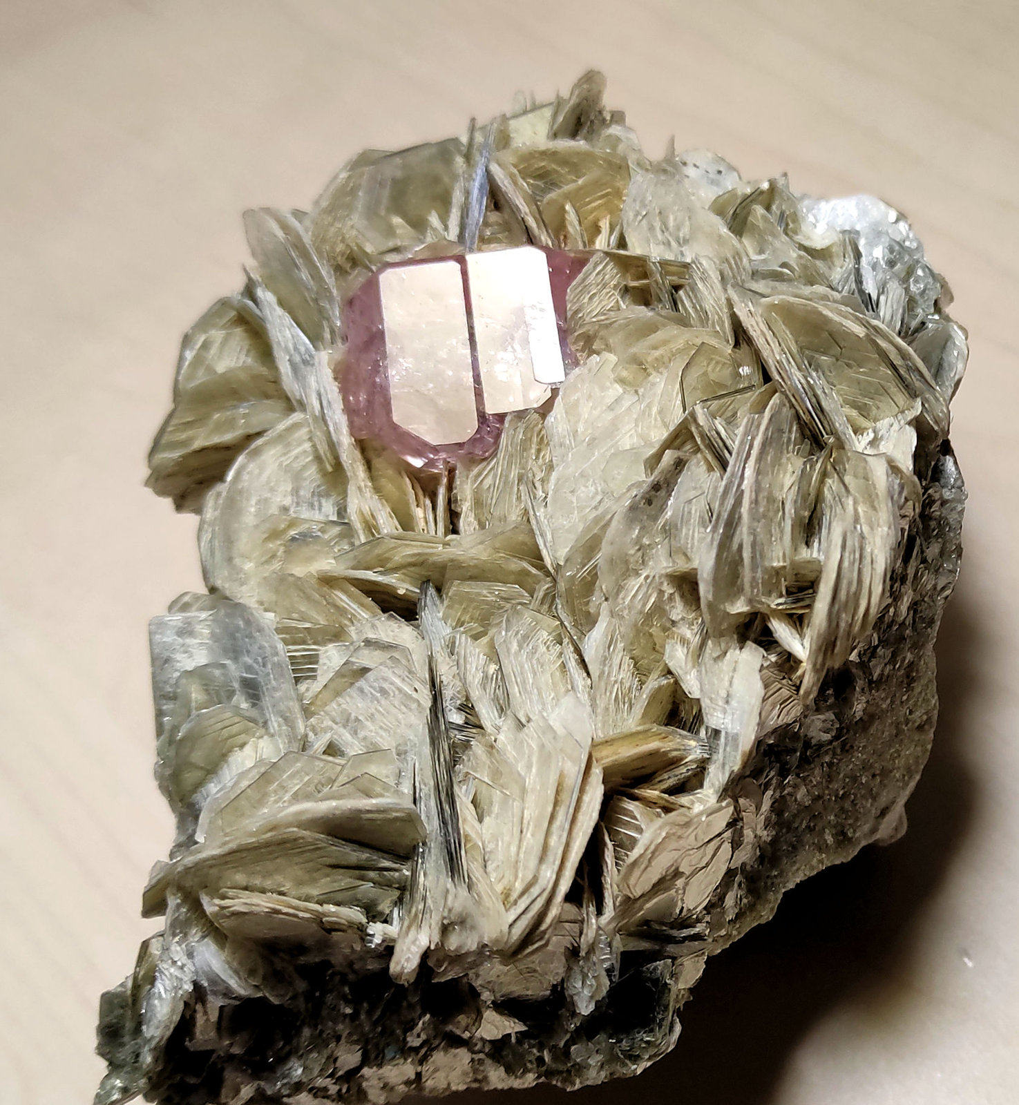 Fluorapatito, Moscovita
110 mm x 75 mm. Cristal de fluorapatita: 14 mm de arista, 20 mm en total. Masa: 432 g
(Autor: Carles Millan)