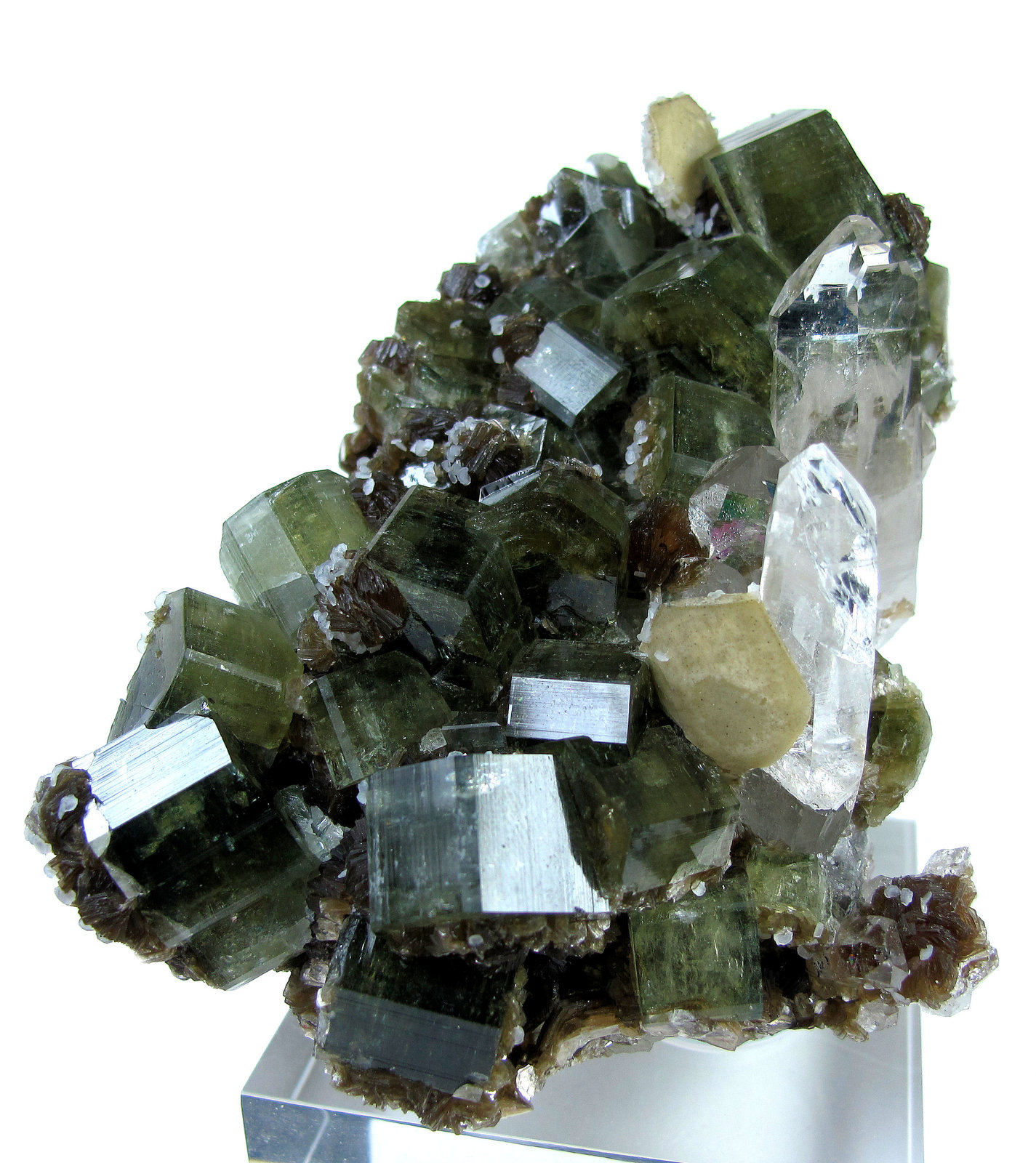 Fluorapatito con Cuarzo, Siderita, Moscovita y Calcita-Dolomita
110mm x 72mm. Cristal principal de fluorapatito: 30mm de anchura, 12mm de altura. Cristal principal de cuarzo: 41mm de altura, 17mm de anchura
(Autor: Carles Millan)