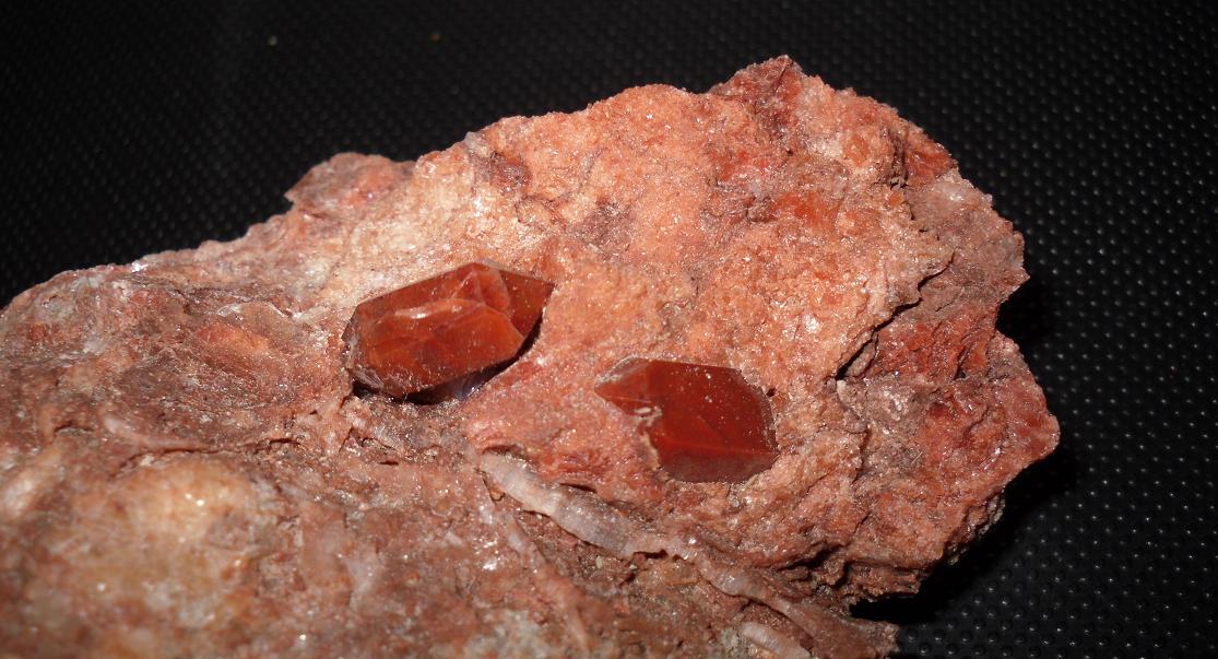 Cuarzo (variedad hematoideo)
16 x 6 mm cristal biterminado
(Autor: Jordi Franco)