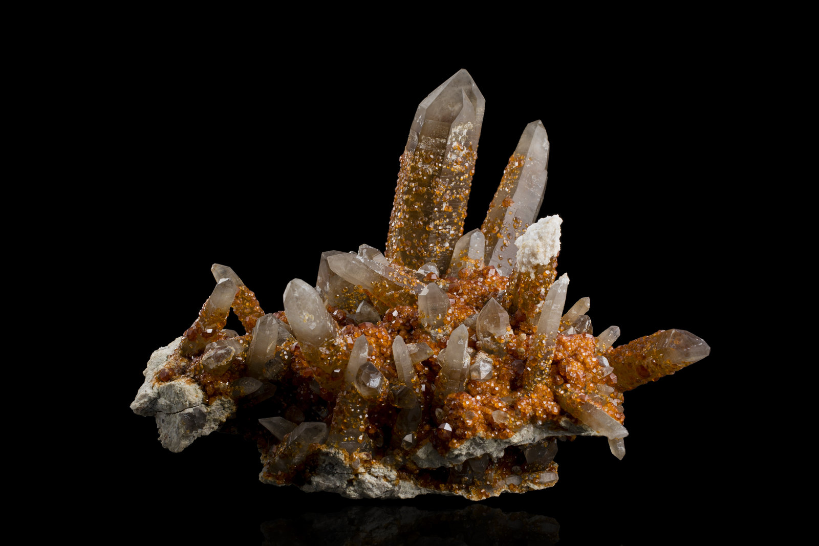 Spessartina con Cuarzo (variedad cuarzo ahumado)
25 x 25 x 16,5 cm
(Autor: Museo MIM)
