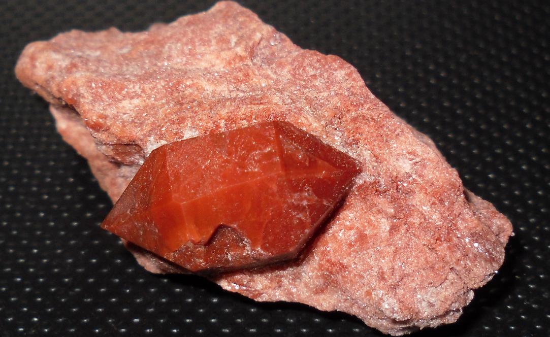 Cuarzo (variedad hematoideo)
20 x 9 mm cristal
(Autor: Jordi Franco)