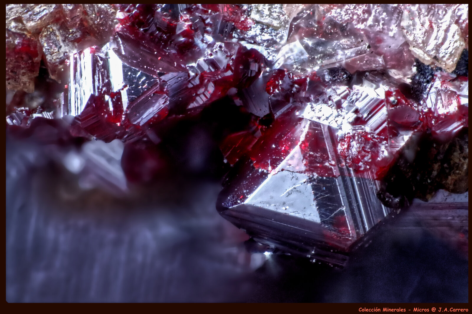 Cinabrio
Almadenejos, distrito minero de Almadén-Almadenejos, Comarca Valle de Alcudia, Ciudad Real, Castilla-La Mancha, España
FoV: 3 x 2 mm
(Autor: Jose Angel Carrero)