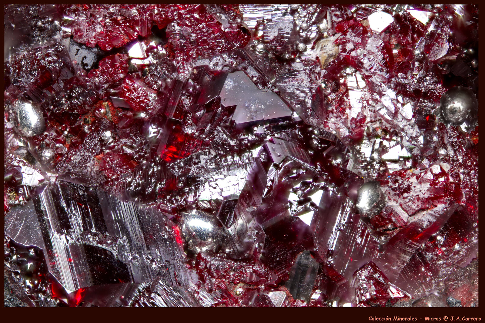 Cinabrio, Mercurio
Almadenejos, distrito minero de Almadén-Almadenejos, Comarca Valle de Alcudia, Ciudad Real, Castilla-La Mancha, España
FoV: 2,5 x 1,8 mm
(Autor: Jose Angel Carrero)