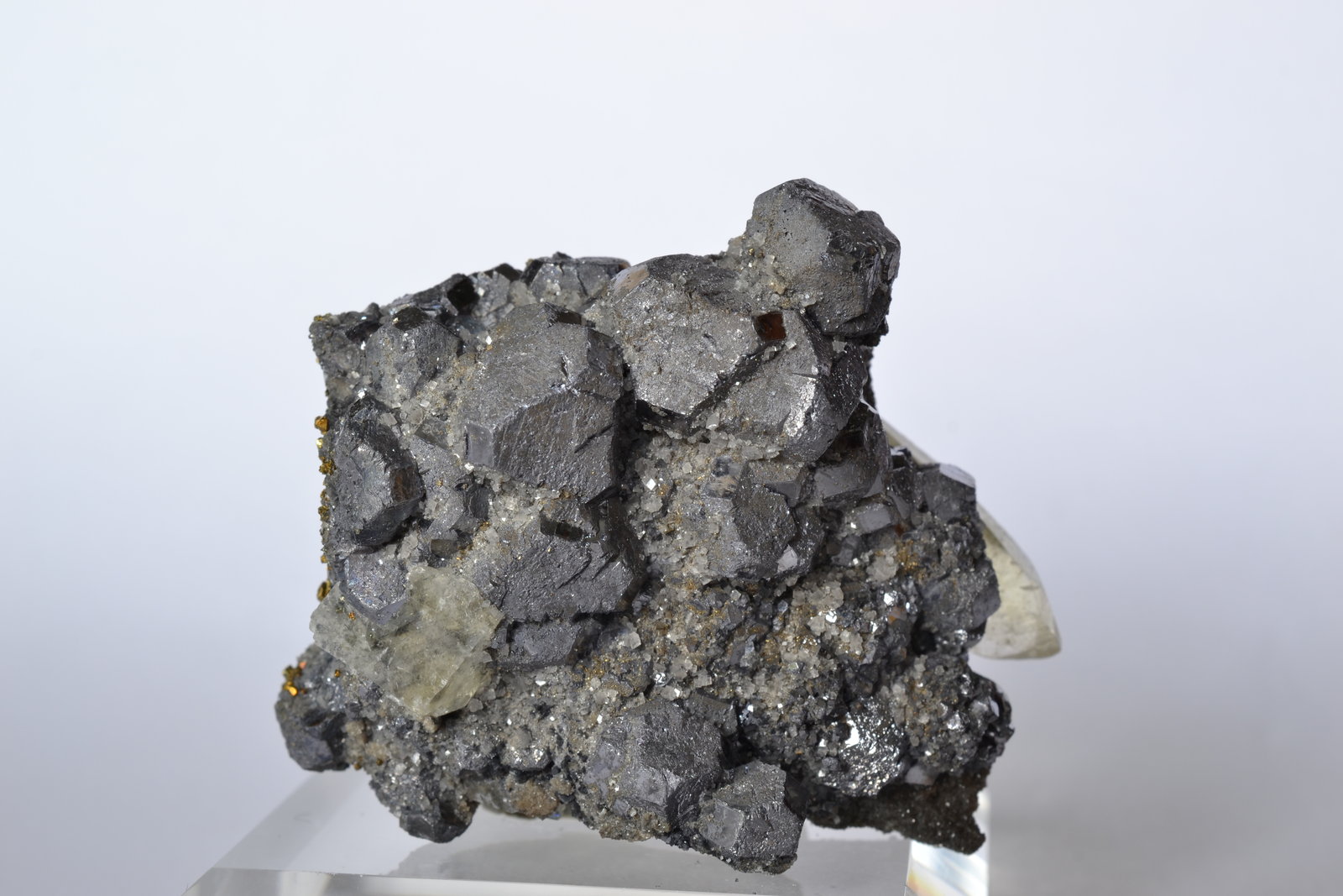Calcita, Galena
4,5 x 4 x 2,5 cm
(Autor: Raúl S. Llorente)