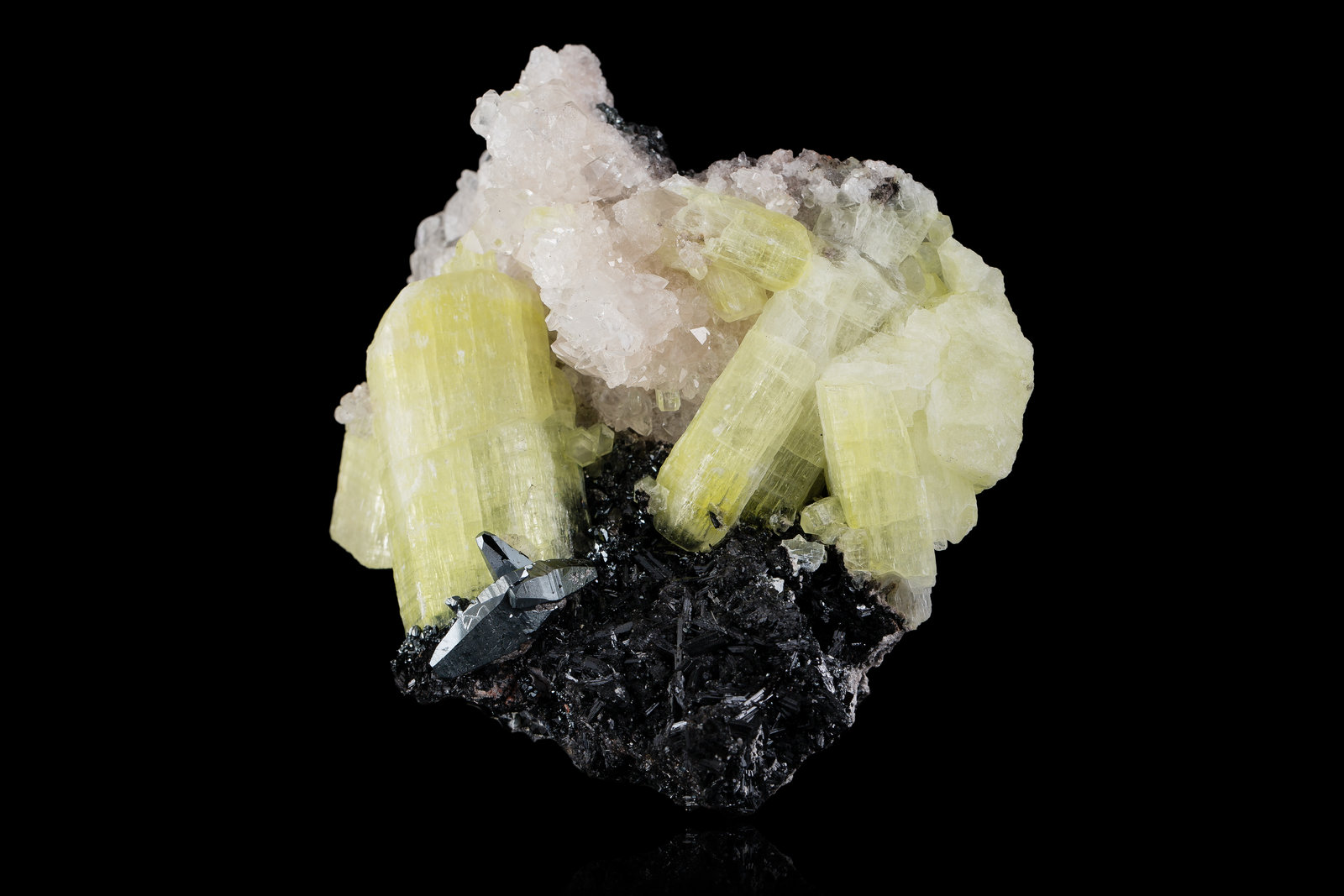Ettringita con Calcita, Gaudefroyita y Hematites
11 x 7,5 x 7,5 cm
(Autor: Museo MIM)