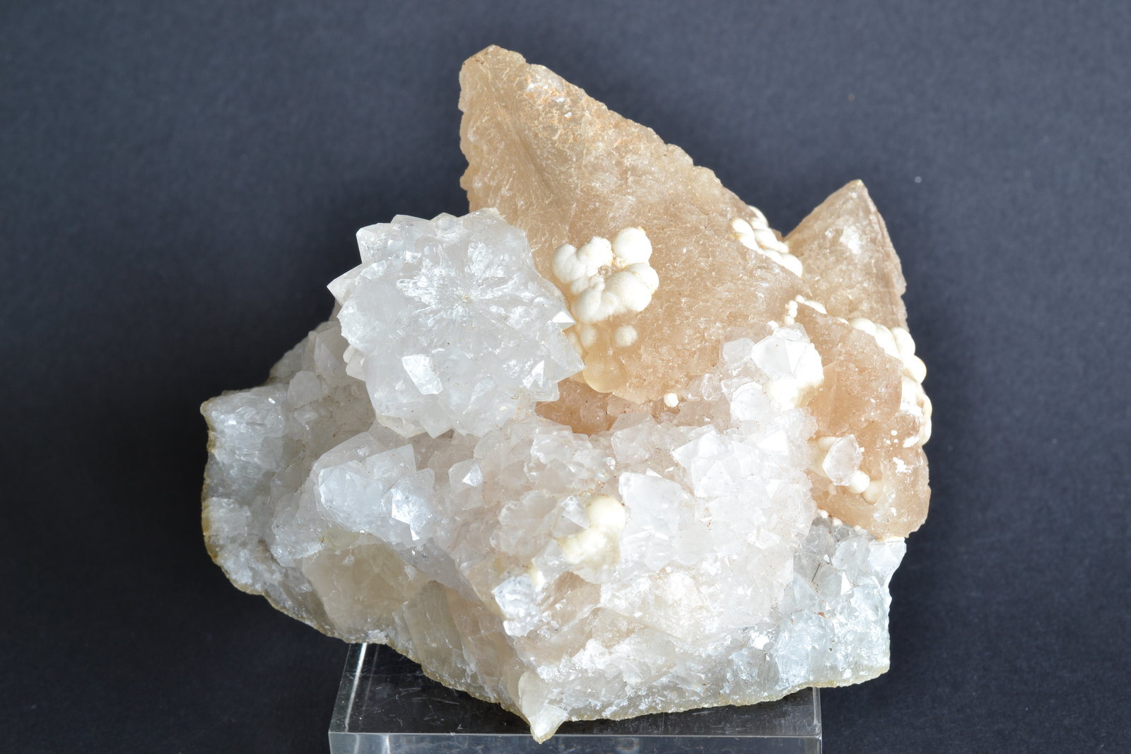 Calcita, Cuarzo, Fluorita
8,5 x 6,5 x 5 cm
(Autor: Raúl S. Llorente)
