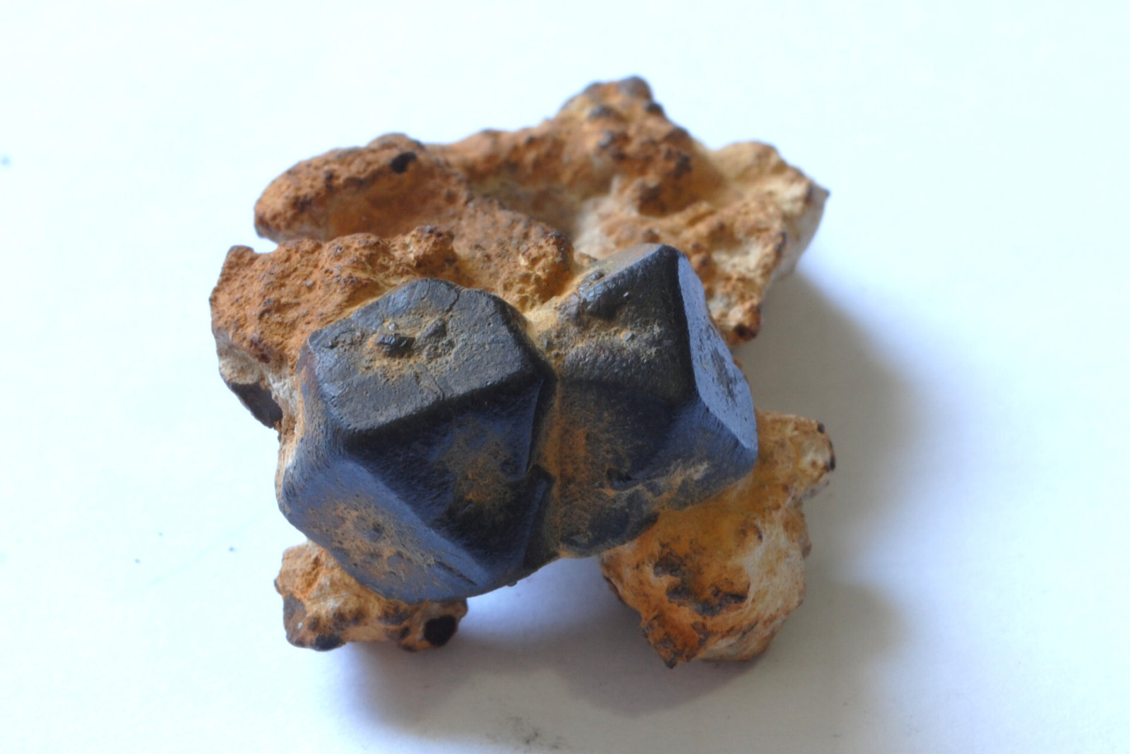 Goethita pseudomórfica de Pirita
Medidas pieza: 3,2x2,7x1,6 cm
(Autor: Sergio Pequeño)