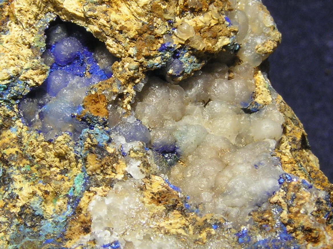 Aragonito, Azurita
2 x 2 cm (encuadre)
(Autor: Frederic Varela)