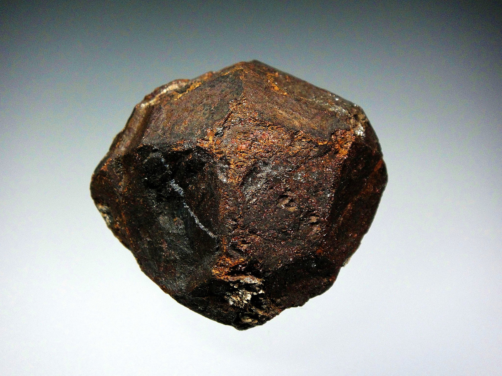 Almandino (Grupo Granate)
5 x 5 cm.
(Autor: Antonio P. López)