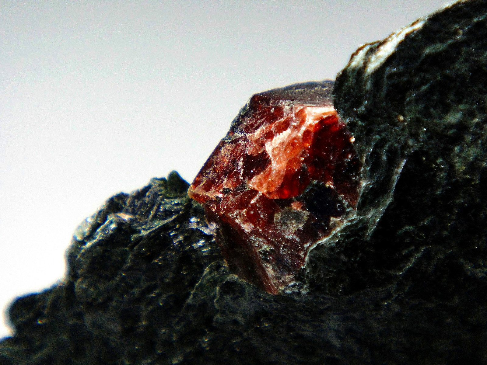Almandino (Grupo Granate)
Cristal de 1,5 cm.
(Autor: Antonio P. López)