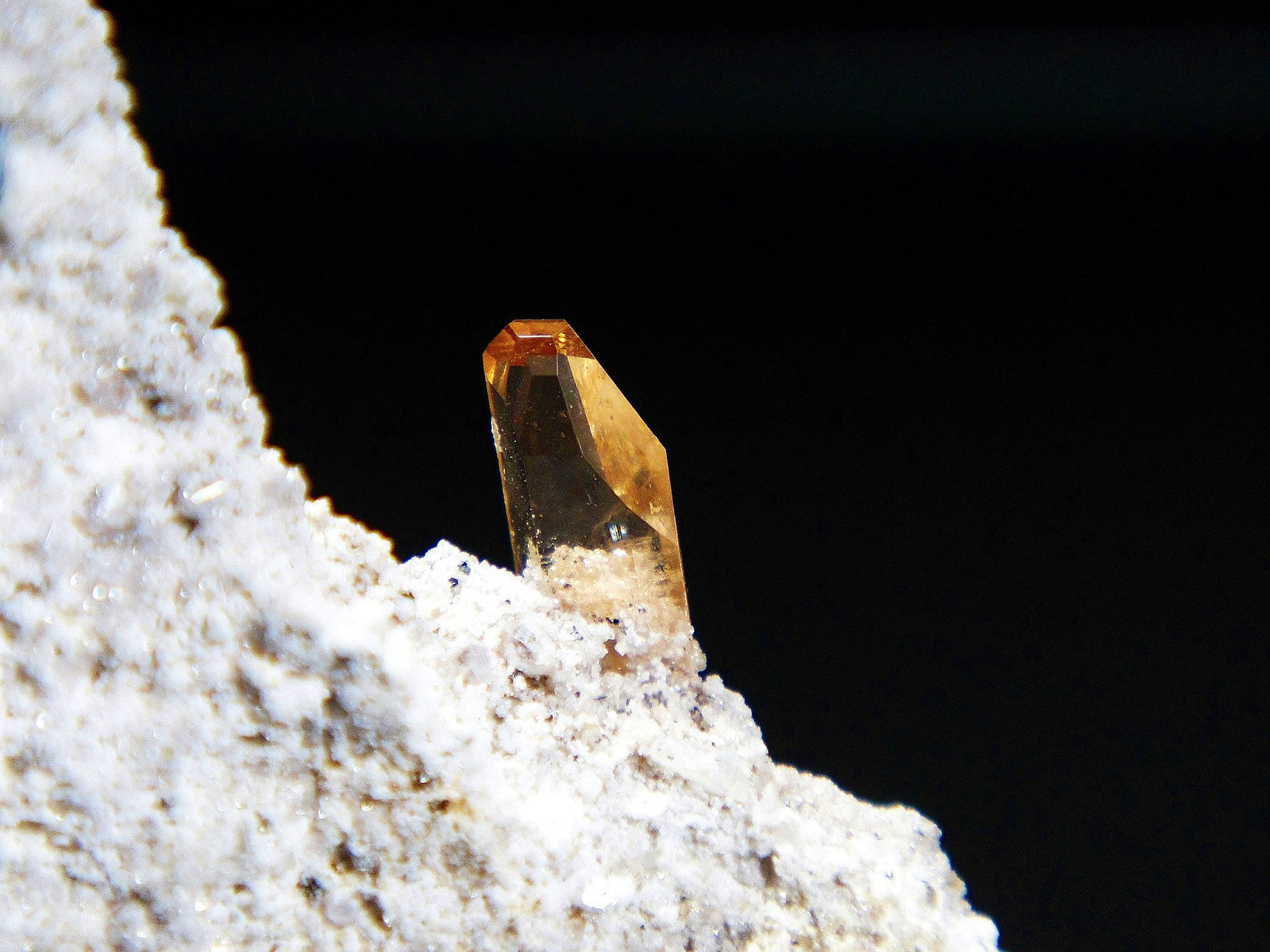 Topacio
Cristal de 15 mm.
(Autor: Antonio P. López)