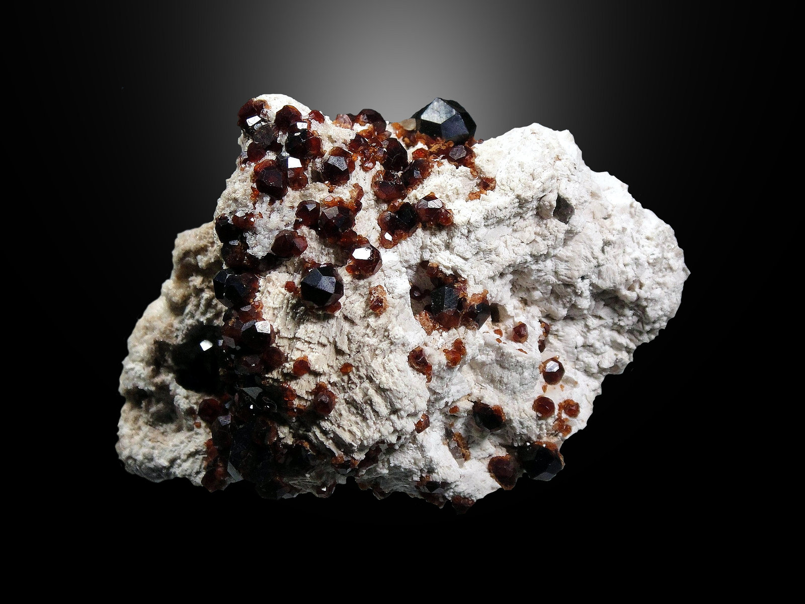 Spessartina (Espesartina) y Microclina
9 x 8 cm.
(Autor: Antonio P. López)