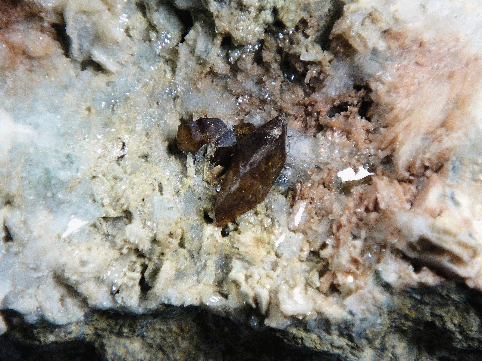Titanita
Cristal de 1 cm.
(Autor: Antonio P. López)