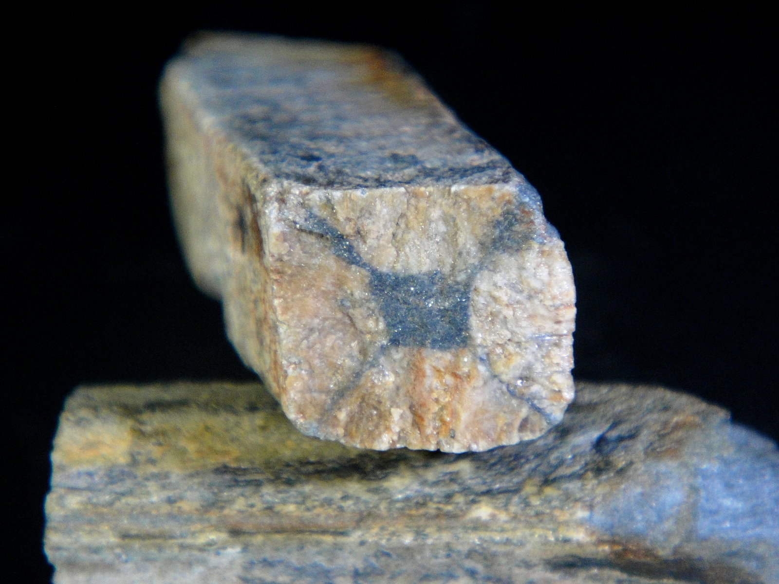 Andalucita (variedad quiastolita)
4 x 1 cm.
(Autor: Antonio P. López)