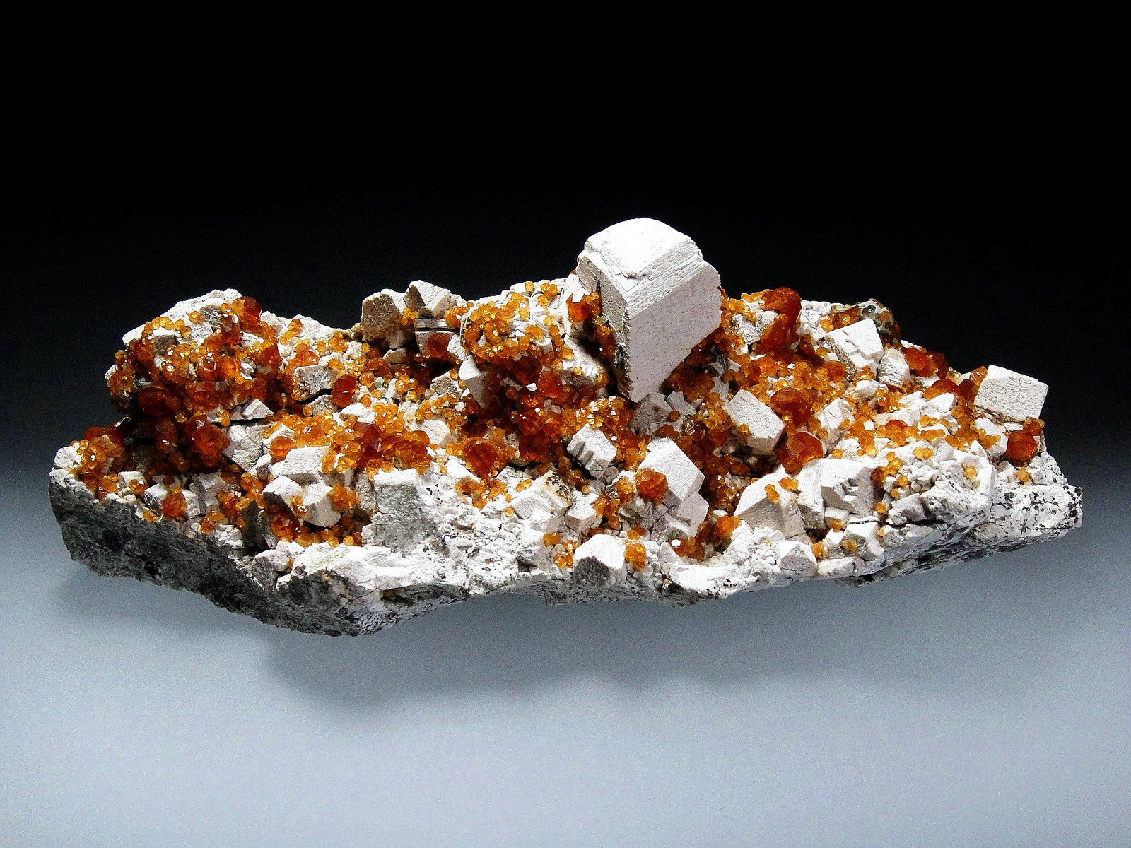 Spessartina (Espesartina) y Microclina
15 x 5 cm.
(Autor: Antonio P. López)