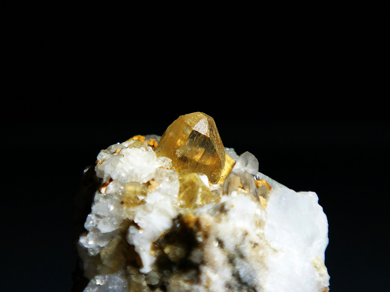 Topacio
Cristal de 1 cm.
(Autor: Antonio P. López)