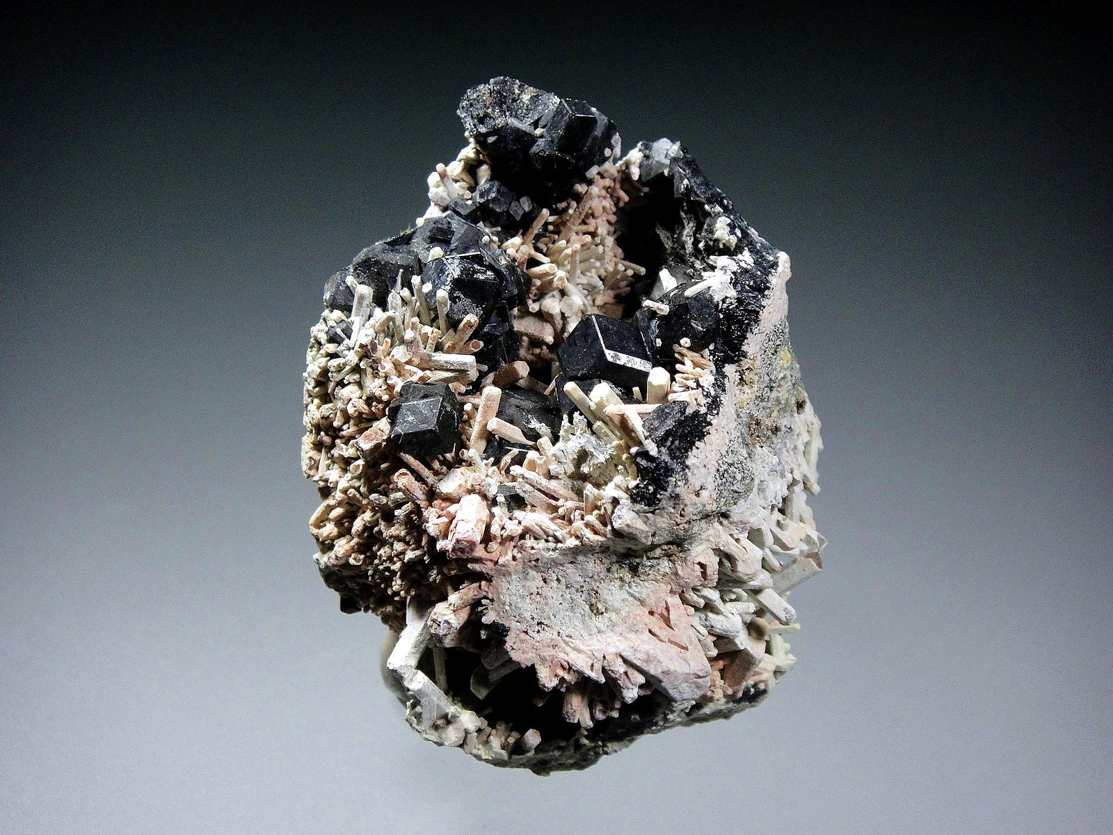 Schorlomita y Nefelina
5 x 5 cm.
(Autor: Antonio P. López)