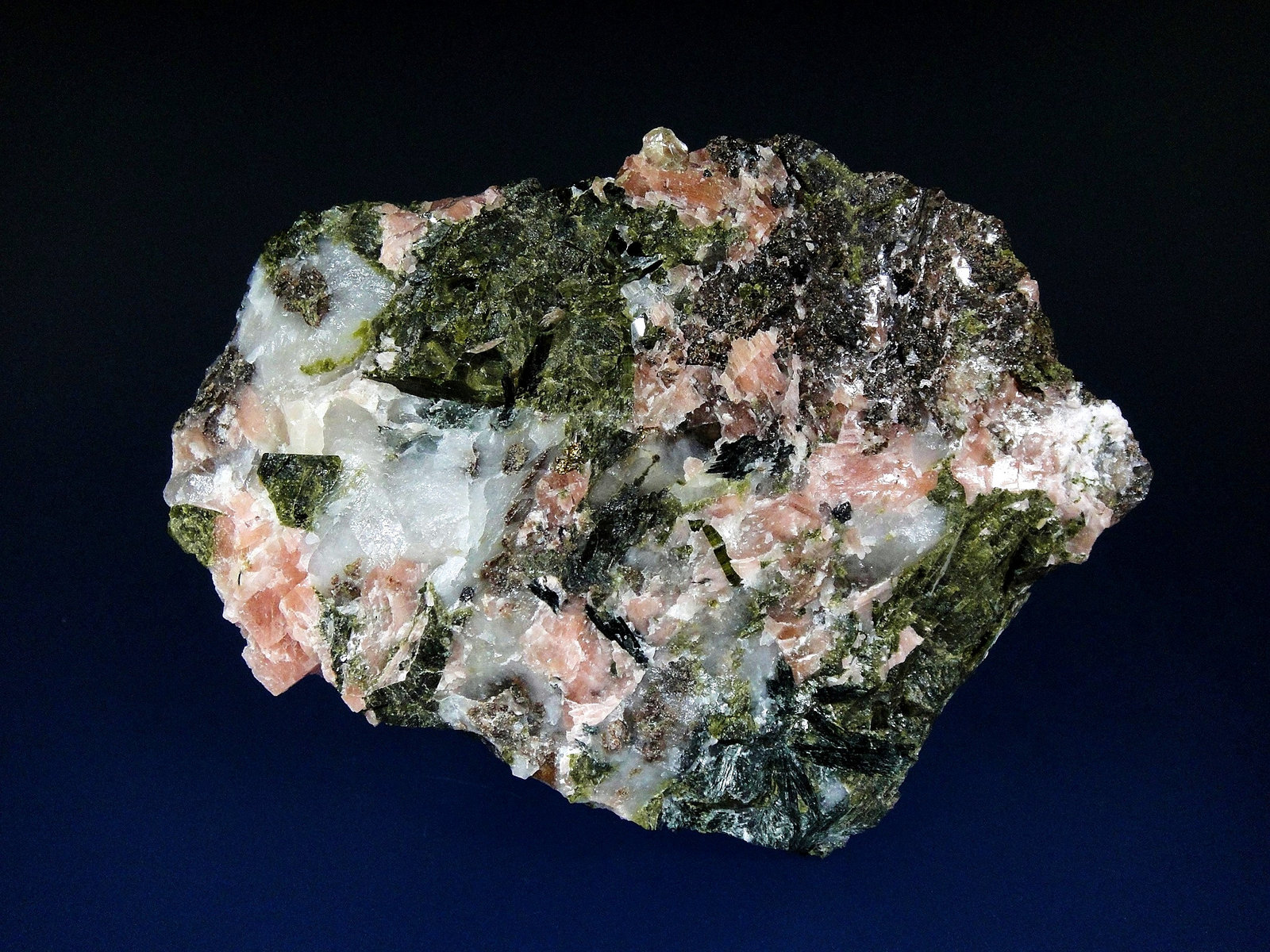 Calcita, Epidota, Ferropargasita, Titanita, Andradita, Cuarzo
8 x 6 cm.
(Autor: Antonio P. López)