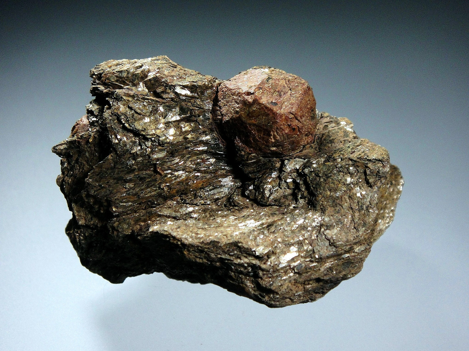 Almandino (Grupo Granate)
6 x 4 cm.
(Autor: Antonio P. López)