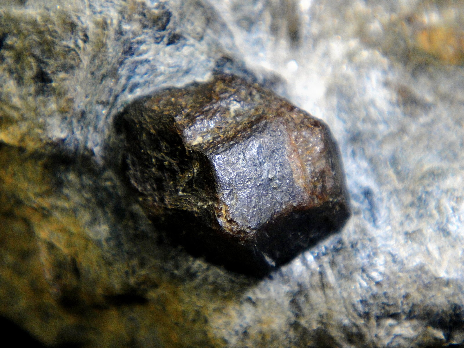 Almandino (Grupo Granate)
Cristal de 2 cm.
(Autor: Antonio P. López)
