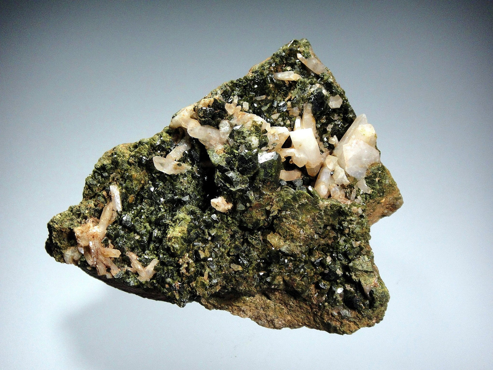 Epidota y Cuarzo
8 x 6 cm.
(Autor: Antonio P. López)