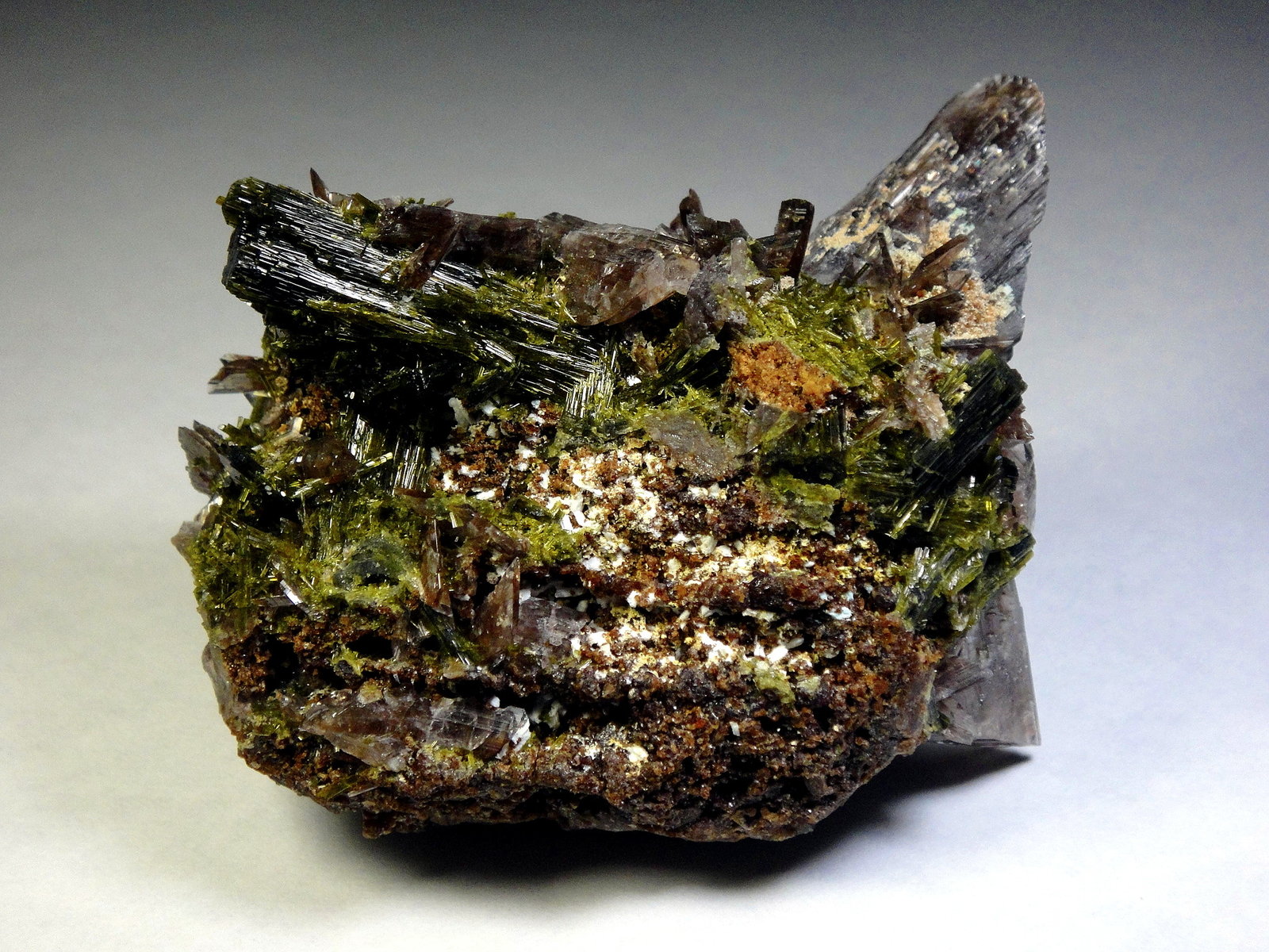 Axinita-(Mn), Epidota
9 x 5 cm.
(Autor: Antonio P. López)