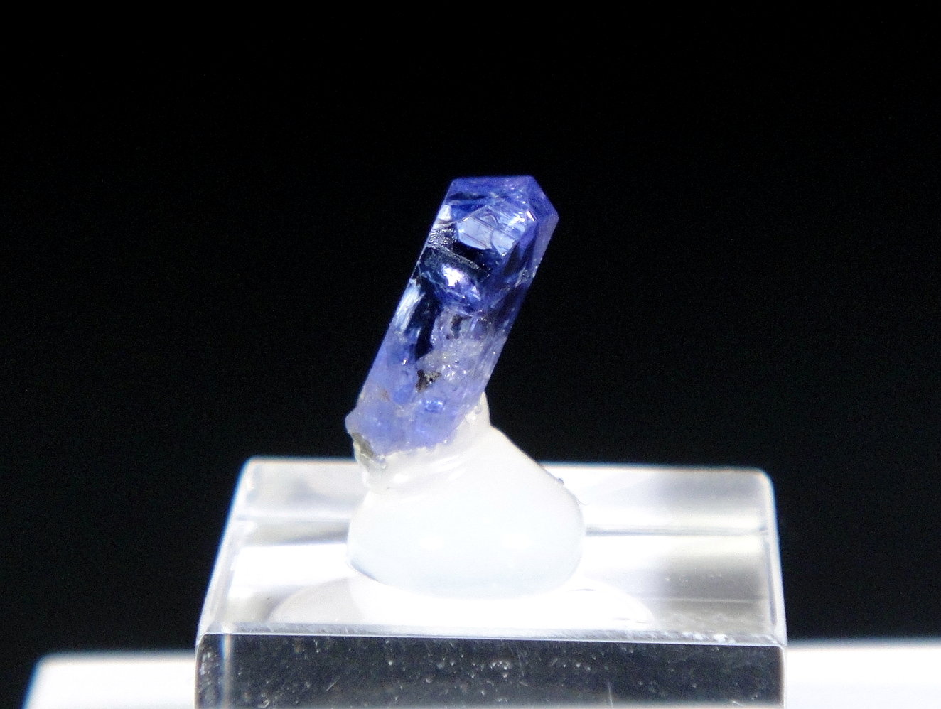 Zoisita (variedad tanzanita)
1,1 x 0,4 cm.
(Autor: Antonio P. López)