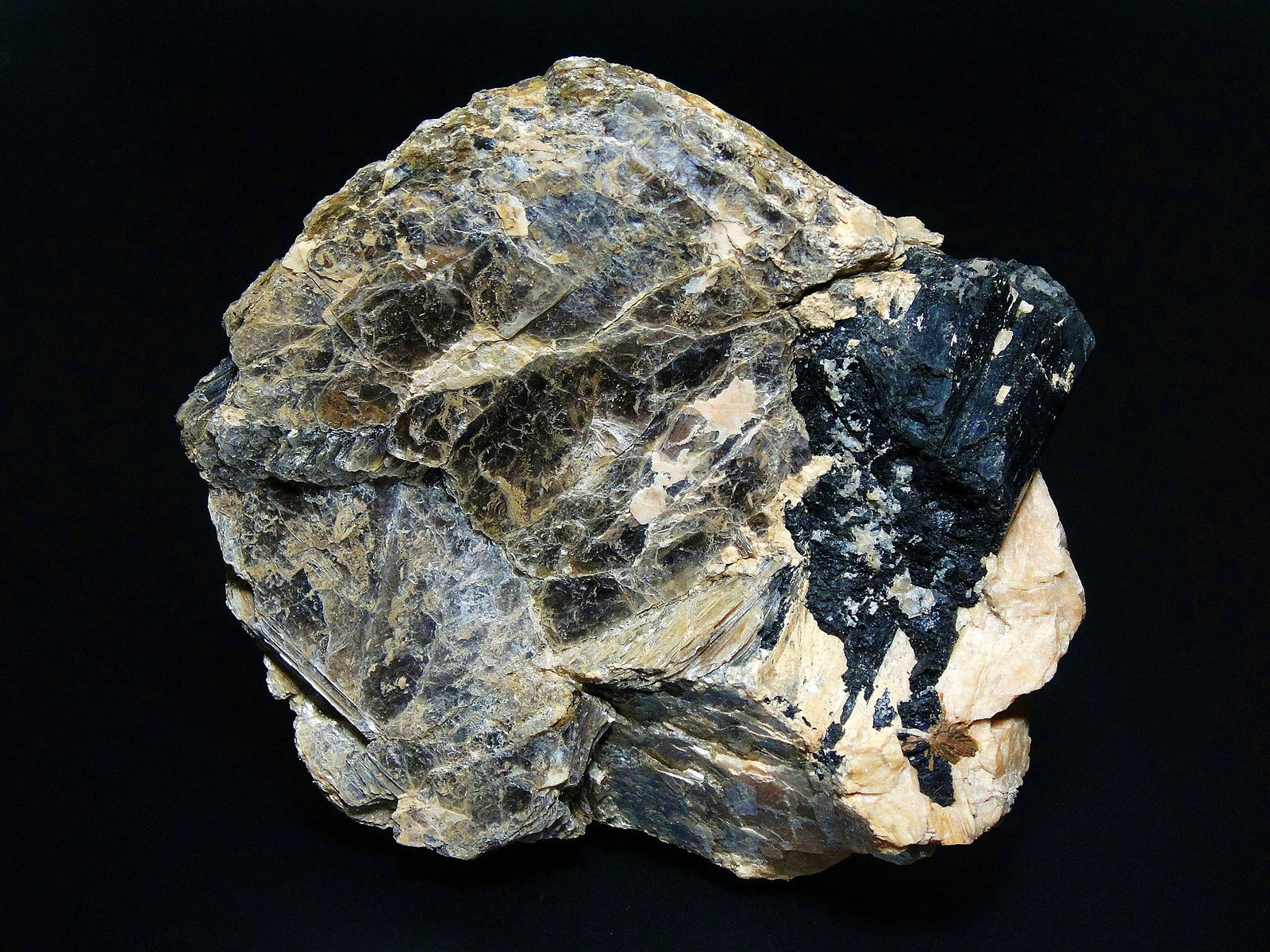 Schorlo (Chorlo), Ortoclasa y Moscovita
10 x 9 cm.
(Autor: Antonio P. López)
