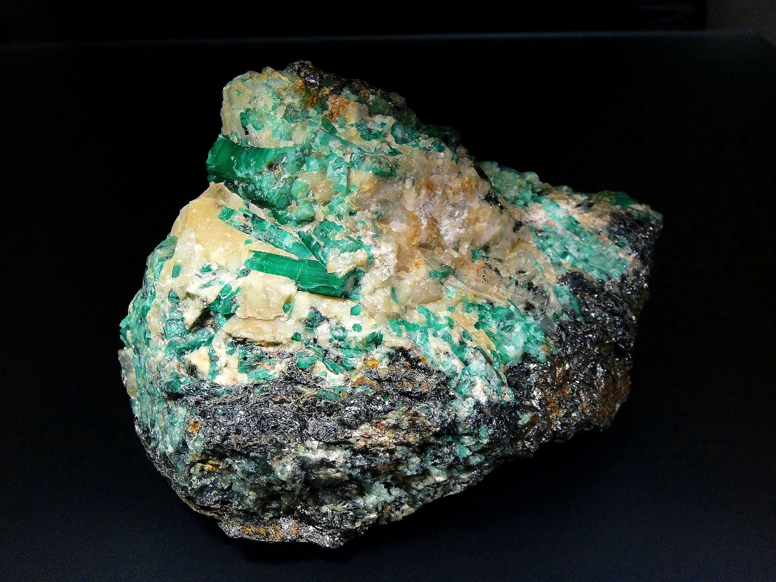 Berilo (variedad esmeralda)
14 x 10 cm.
(Autor: Antonio P. López)