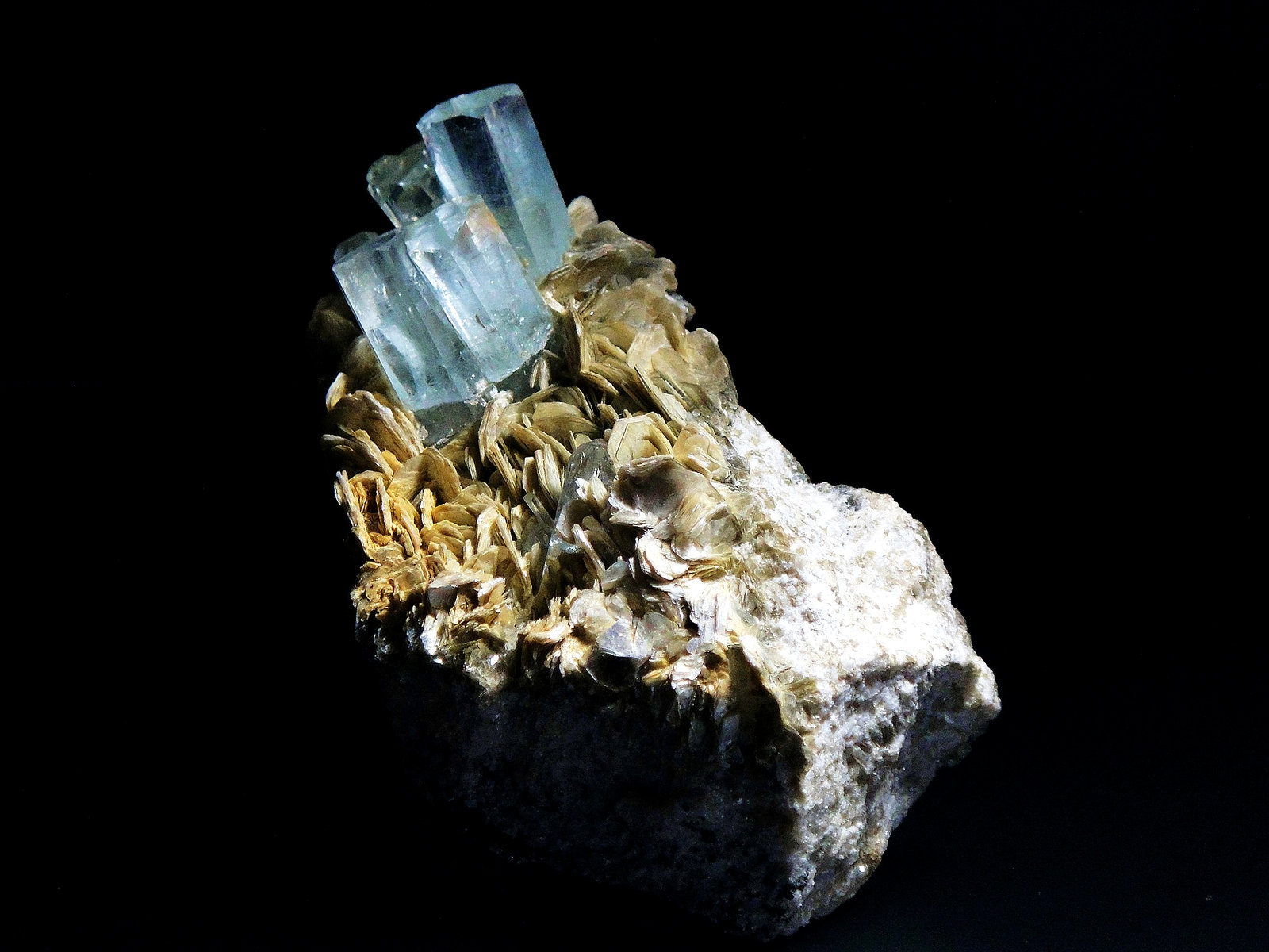 Berilo (variedad aguamarina)
10 x 6 cm.
(Autor: Antonio P. López)