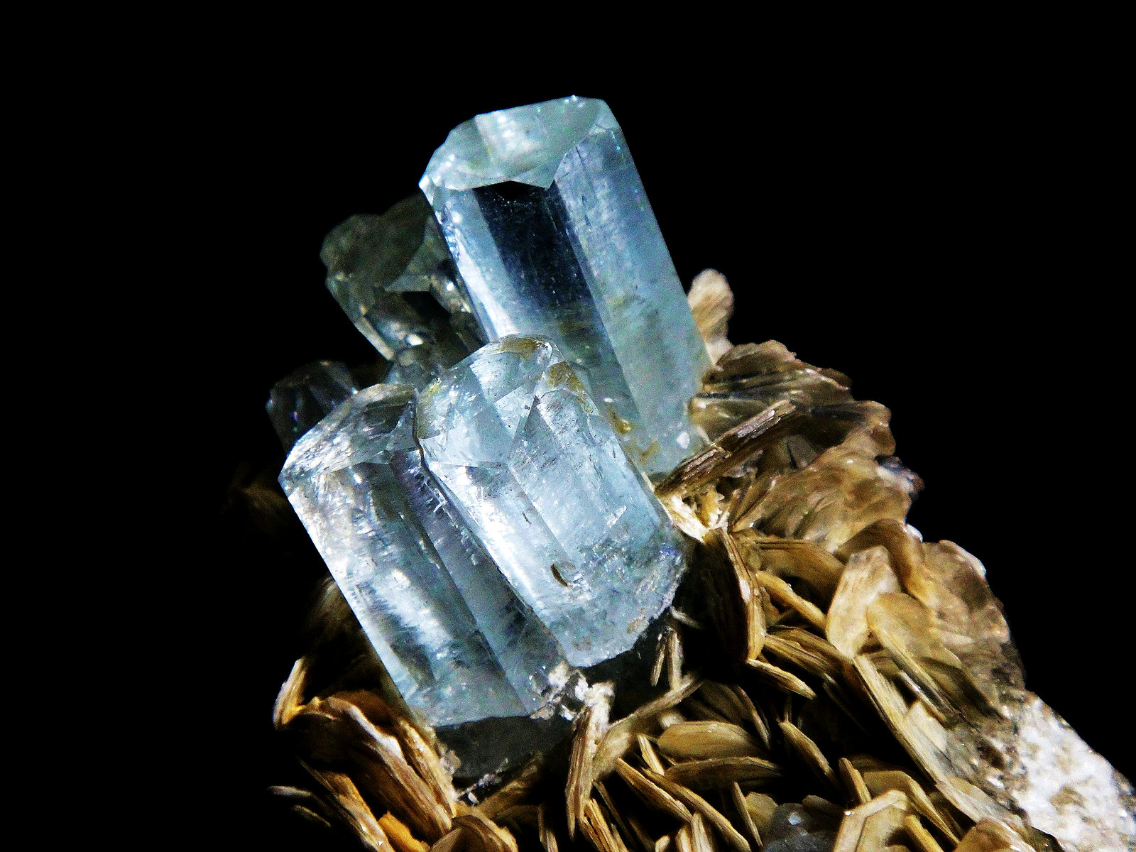 Berilo (variedad aguamarina)
Cristal mayor de 2,5 x 1 cm.
(Autor: Antonio P. López)