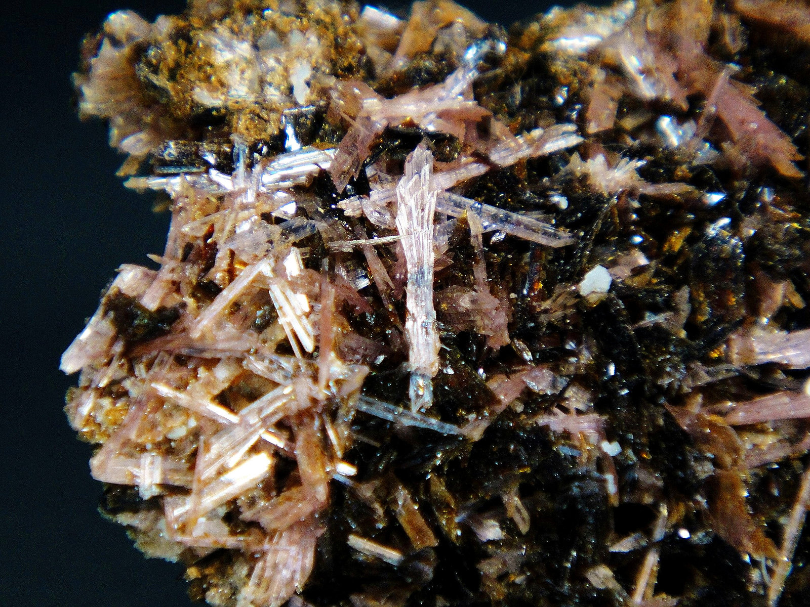 Inesita, Hubeíta
Cristal central de 5 mm.
(Autor: Antonio P. López)