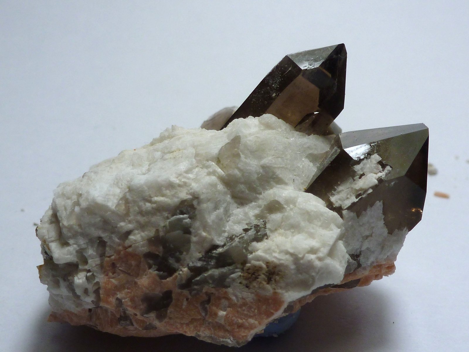 Cuarzo (variedad ahumado) y Albita
Medida: 4 x 3 x 2,5 cm
(Autor: Sergio Pequeño)