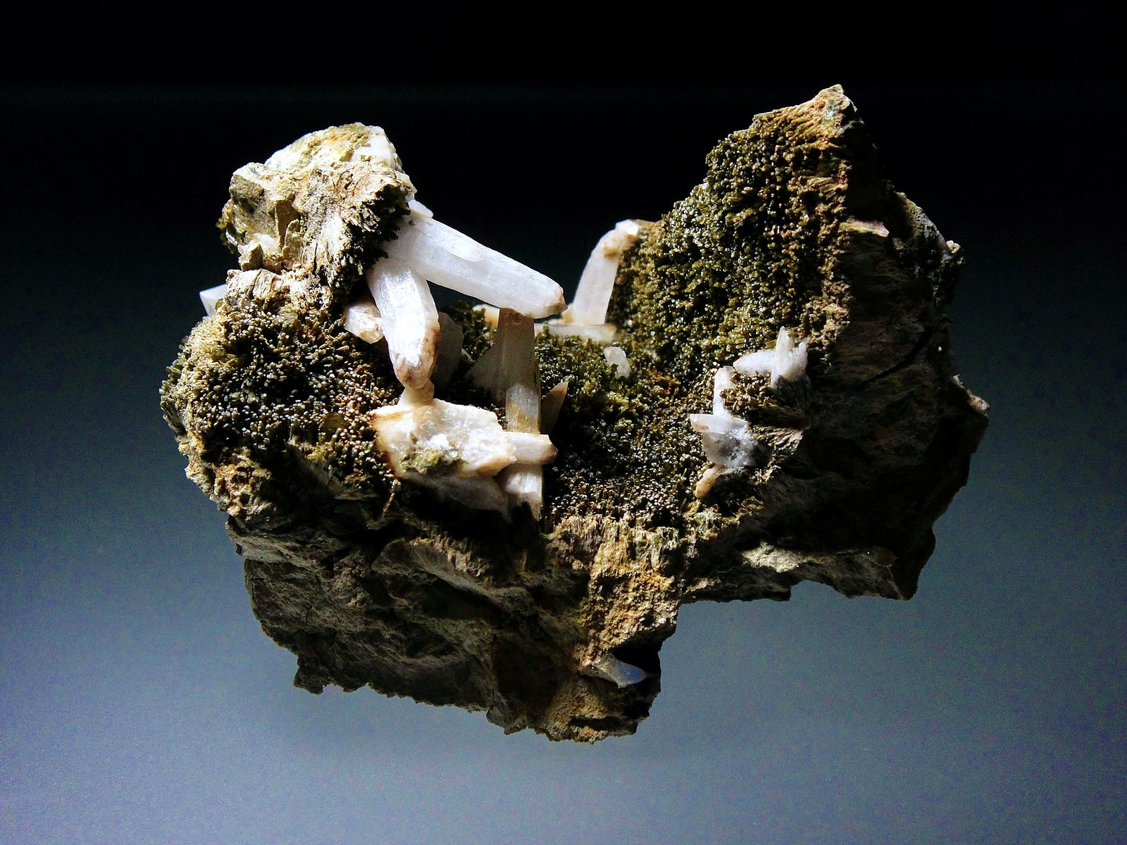 Johannsenita y Cuarzo
3 x 3 cm.
(Autor: Antonio P. López)